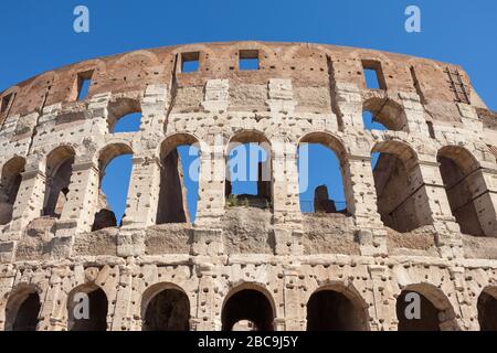 Fragment d'arches du Colisée ou du Colisée (Amphithéâtre Flavien ou Amphitheatrum Flavium ou Anfiteatro Flavio ou Colosseo. Amphithéâtre ovale dans le Banque D'Images