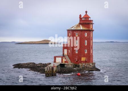 Très vieux phare octogonal Kjeungskjær FYR en mer de Norvège Banque D'Images