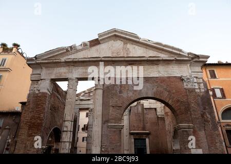 Le Porticus Octaviae (Portico d'Octavia; Portico di Ottavia). Ancienne structure à Rome, Italie Banque D'Images