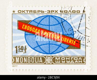 SEATTLE WASHINGTON - 2 avril 2020: Clôture du timbre de la Mongolie commémorant le 60ème anniversaire de la Révolution russe, alias Red October. Banque D'Images