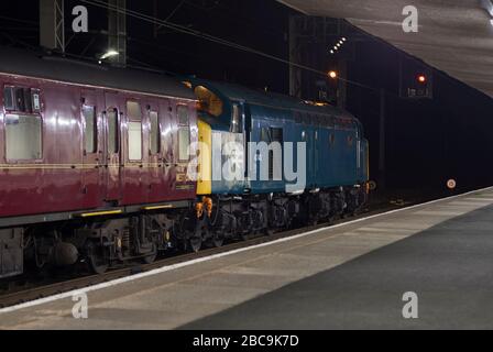 Locomotive de classe 40 préservée 40145 sur une ligne principale railtour à la gare de Carnforth exploitée par les chemins de fer de la côte ouest la nuit Banque D'Images