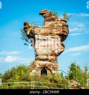 Les ruines du château de Drachenfels, un château de roche sculpté dans la pierre, avec une dent molaire, une tour semblable à la tête d'un dragon, comme plate-forme d'observation, colorée Banque D'Images