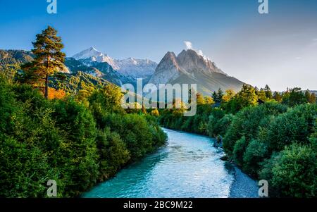 Rivière Loisach en face des montagnes Wetterstein avec vue sur Alpspitze et Waxenstein depuis Garmisch-Partenkirchen, Werdenfelser Land, evenin romantique Banque D'Images