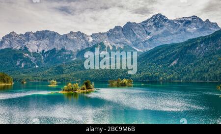 Vue depuis la rive nord-est de l'Eibsee jusqu'à Zugspitze, Werdenfelser Land, Banque D'Images