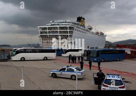 Pirée, Grèce. 3 avril 2020. Les bus sont vus pour transporter des passagers, qui ont testé négatif pour COVID-19, du ferry grec "Eleftherios Venizelos", au Pirée, Grèce, le 3 avril 2020. Le ferry grec "Eleftherios Venizelos" avec 119 cas confirmés à bord a amarré au port du Pirée, comme le gouvernement grec a commencé vendredi le transfert à la rive de 261 passagers qui ont testé négatif pour la COVID-19, a rapporté L'agence nationale de presse grecque AMNA. Crédit: Marios Lolos/Xinhua/Alay Live News Banque D'Images