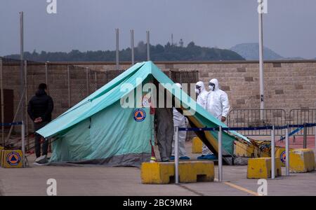 Pirée, Grèce. 3 avril 2020. Les travailleurs médicaux sont vus par une tente au Pirée, en Grèce, le 3 avril 2020. Le ferry grec "Eleftherios Venizelos" avec 119 cas confirmés à bord a amarré au port du Pirée, comme le gouvernement grec a commencé vendredi le transfert à la rive de 261 passagers qui ont testé négatif pour la COVID-19, a rapporté L'agence nationale de presse grecque AMNA. Crédit: Marios Lolos/Xinhua/Alay Live News Banque D'Images