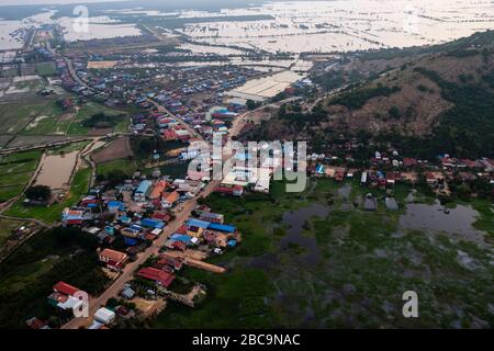 Vue aérienne du village de Phnom Krom, au sud de Siem Reap, au Cambodge. Banque D'Images