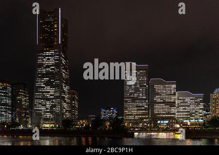 Paysage urbain nocturne futuriste de Yokohama dominé par Landmark Tower dans le quartier de Minato Mirai, au Japon Banque D'Images