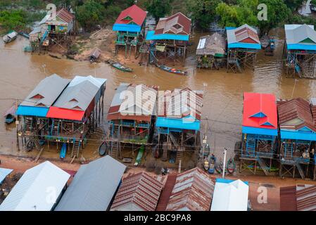 Vue aérienne du village flottant de Kampong Phluk, au sud de Siem Reap, au Cambodge. Banque D'Images