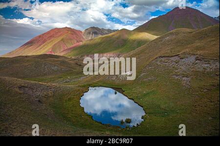 La nature kirghize. La gamme Trans-Alay. Système de montagne Pamir. Le lac entre les montagnes. Banque D'Images