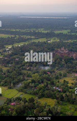 Vue aérienne de Pre RUP au coucher du soleil, à l'est d'Angkor Wat, Siem Reap, Cambodge. Banque D'Images