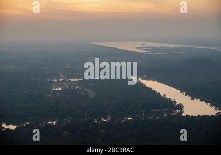 Vue aérienne d'Angkor Wat au coucher du soleil, au nord de Siem Reap, au Cambodge. Banque D'Images