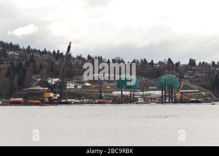 Deep Cove, North Vancouver, Canada - 1er avril 2020 : vue sur le terminal maritime de Westridge à Burnaby Banque D'Images