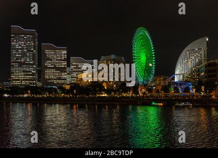 Horizon nocturne du quartier de Yokohama Minato Mirai avec la roue ferris Cosmo Clock 21 illuminée en vert, Japon Banque D'Images