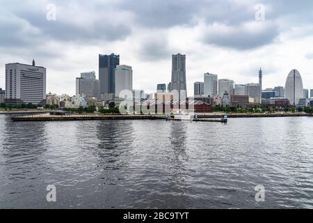 La vue panoramique de Yokohama Minato Mirai en une journée nuageux, Japon Banque D'Images