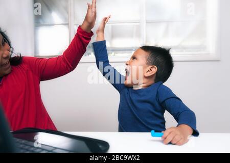 Frère et soeur apprenant ensemble et engagé à l'apprentissage à distance à la lumière de la fermeture de l'école. Banque D'Images