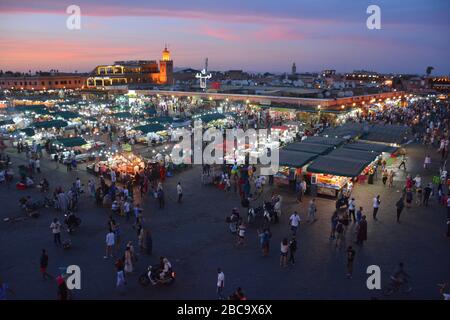 Photo aérienne du spectacle spectaculaire des stands de nourriture allumés À Jemma El Fna au coucher du soleil près de Marrakech médina Banque D'Images