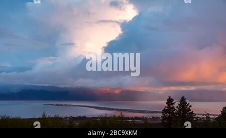 Orage sur la baie de Kachemak au coucher du soleil Banque D'Images