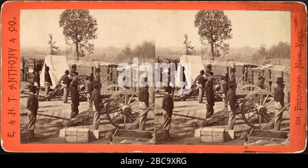 Soldats de l'Union debout par des canons montés à l'intérieur du fort Confederate, Atlanta, Géorgie, Stereo Card, George N. Barnard, E. & H.T. Anthony & Co., novembre 1864 Banque D'Images