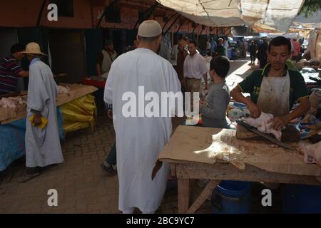 Poulet frais sur un marché à Asni, Maroc. Banque D'Images