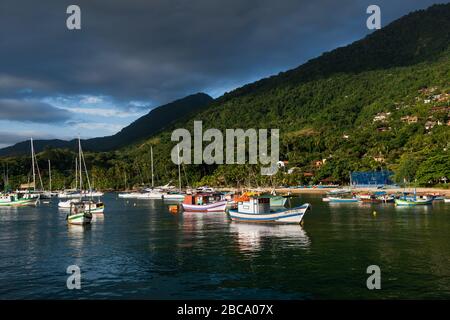 Bateaux de pêche traditionnels à Ilhabela, São Paulo, Brésil Banque D'Images