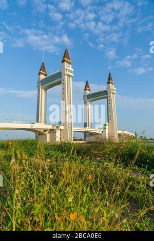 Le pont-levis emblématique situé en face de la rivière dans le Terengganu, en Malaisie. Banque D'Images