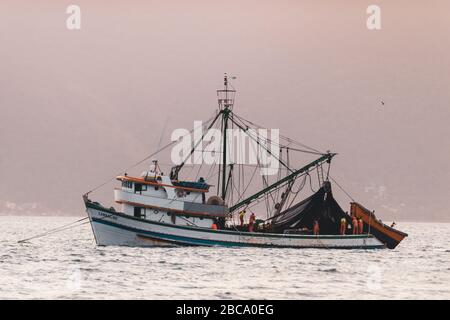 Un marin commercial ancré au large d'Ilhabela, se Brésil Banque D'Images