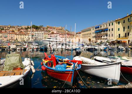 Bateaux de pêche dans le port, Portoferraio, île d'Elbe, province de Livourne, Parc National de l'Archipel Toscan, Toscane, Italie Banque D'Images