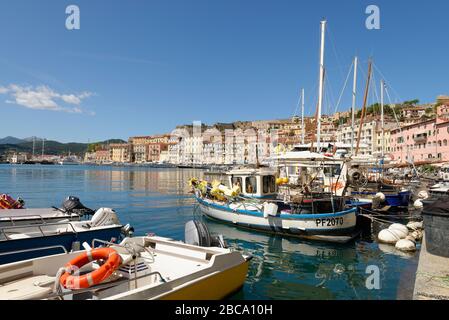 Bateaux de pêche dans le port, Portoferraio, île d'Elbe, province de Livourne, Parc National de l'Archipel Toscan, Toscane, Italie Banque D'Images