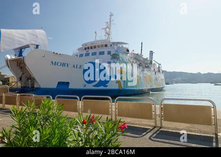 Ferry Moby Ale dans le port de Portoferraio, Portoferraio, Ile d'Elbe, Province de Livourne, Parc National de l'Archipel Toscan, Toscane, ITA Banque D'Images