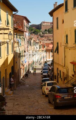 Ruelle de la vieille ville de Portoferraio, Portoferraio, île d'Elbe, province de Livourne, Parc National de l'Archipel Toscan, Toscane, Italie Banque D'Images