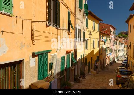 Ruelle de la vieille ville de Portoferraio, Portoferraio, île d'Elbe, province de Livourne, Parc National de l'Archipel Toscan, Toscane, Italie Banque D'Images