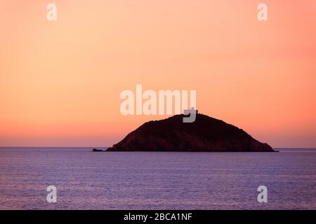 Vue depuis le ferry de Portoferraio à Piombino sur la mer Tyrrhénienne au matin, l'île d'Elbe, l'archipel toscan, la province de Livourne, Tu Banque D'Images