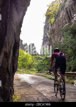 Cyclisme sur route dans les Asturies, dans le nord de l'Espagne. Gorge de montagne près de Proaza Principado de Asturies, Espagne Banque D'Images