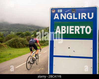 Cyclisme sur route dans les Asturies, dans le nord de l'Espagne. Cyclistes sur route de montagne au sommet d'Angiru, une montagne mythique arrivée de la Vuelta a España Banque D'Images