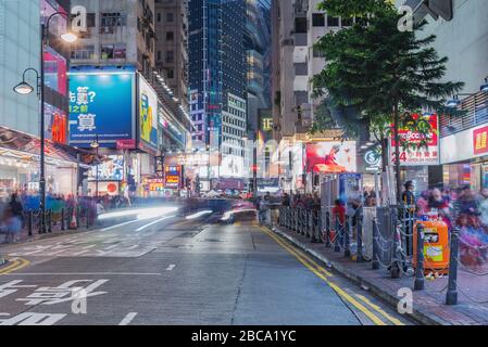 Hong Kong - 11 décembre 2016 : vue sur la rue en soirée dans le quartier de WAN Chai. Banque D'Images