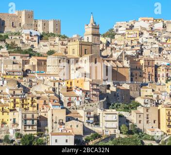 Vue sur le village de Caccamo, Caccamo, Sicile, Italie Banque D'Images