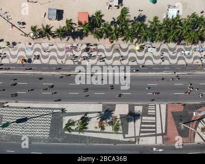 Célèbre trottoir de la plage de Copacabana à Rio de Janeiro, Brésil Banque D'Images