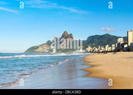 Vue aérienne de la célèbre plage d'Ipanema, Rio de Janeiro, Brésil Banque D'Images