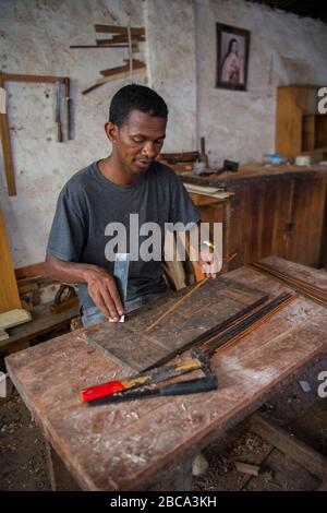 Afrique, Madagascar, ville d'Ambositra. Hommes faisant de l'artisanat en bois. Les Zafimaniry sont le reste du respository de l'unique W Banque D'Images