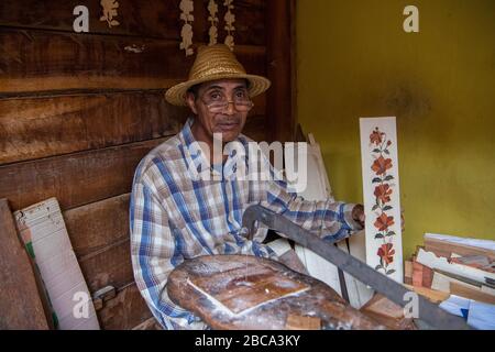 Afrique, Madagascar, ville d'Ambositra. Hommes faisant de l'artisanat en bois. Les Zafimaniry sont le reste du respository de l'unique W Banque D'Images