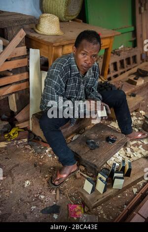 Afrique, Madagascar, ville d'Ambositra. Hommes faisant de l'artisanat en bois. Les Zafimaniry sont le reste du respository de l'unique W Banque D'Images