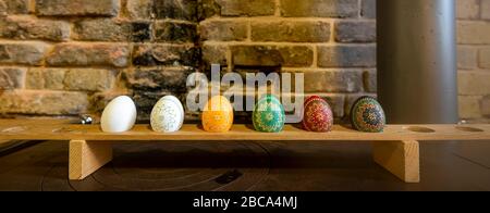 Oeufs de Pâques sorabe, technique de batik de cire, étapes de travail: Regardez les différentes phases de la décoration d'oeuf de Pâques. Banque D'Images