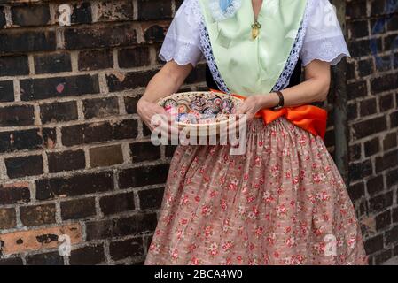 Une femme porte le costume sorabe, tenant un panier avec des œufs de Pâques décorés dans ses mains. Banque D'Images