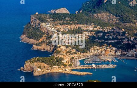 Vue aérienne, Port de Sóller, port de Sóller, complexe hôtelier au bord de la mer bleue, phare de Bufador, phare de Faro de Punta de sa Creu, Sóller, Mallorc Banque D'Images