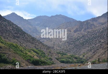 Paysage derrière le village d'Aroumd (armé) dans la vallée de l'ait Mizane / Imlil, près du Mont Toubkal dans les montagnes du Haut Atlas du Maroc. Banque D'Images