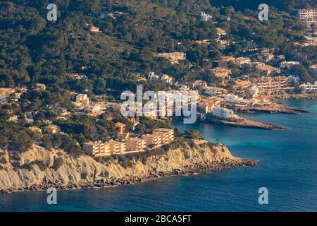 Vue aérienne, région côtière avec les complexes hôteliers Sant Elm, Andratx, Majorque, Espagne, Europe, Iles Baléares Banque D'Images