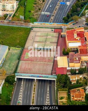 Vue aérienne, autoroute Ma-20 à son Dameto, tunnel, court de tennis et terrain de sport sur le toit, Palma, Majorque, Espagne, Europe, Iles Baléares Banque D'Images