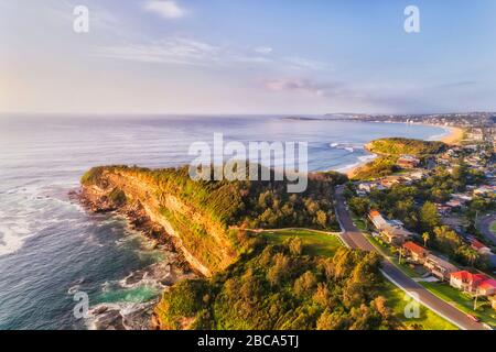 Les falaises abruptes de Turimetta se dirigeant sur les plages du nord de Sydney, avec vue aérienne sur la côte. Banque D'Images