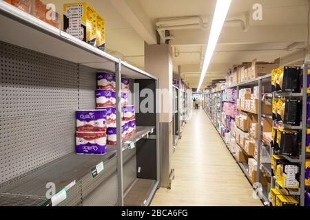 Sydney, Australie. Samedi 4 avril 2020. Woolworths CEO a déclaré que plus de 20 millions de rouleaux de toilettes ont été vendus cette semaine comme il le conseille aux clients Banque D'Images